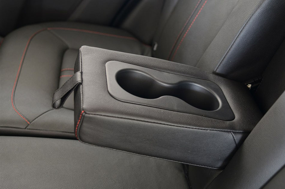 2014款 2.0T 自动创领版 座椅空间