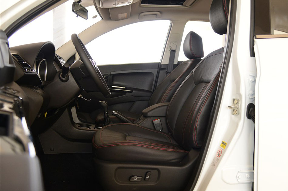 2014款 2.0T 自动创领版 座椅空间