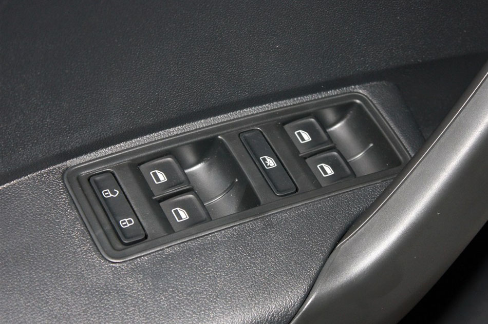 2015款 1.6L 自动风尚版 座椅空间