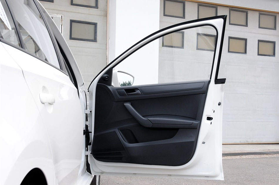 2015款 1.6L 自动风尚版 座椅空间