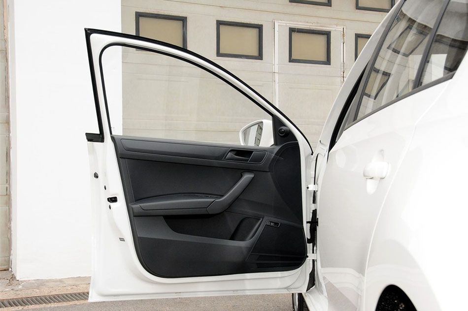 2015款 1.6L 自动风尚版 座椅空间