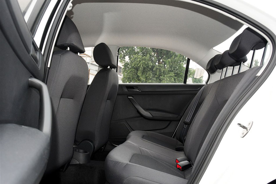 2015款 1.6L 自动风尚版 座椅空间