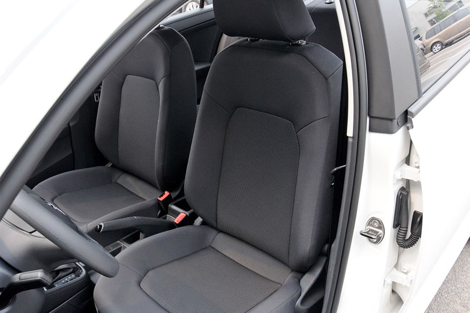 2015款 1.6L 自动风尚版 座椅空间