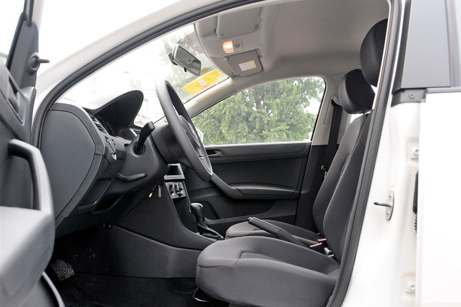 2015款 1.6L 自动风尚版 座椅空间