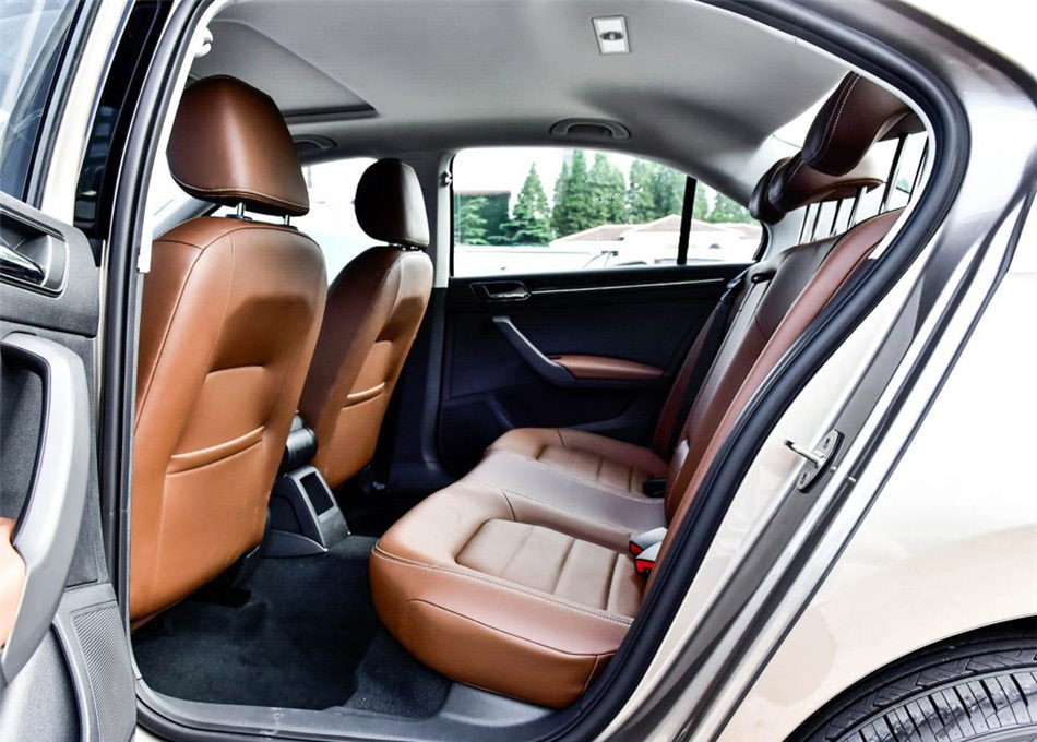 2016款 1.6L 自动豪华版 座椅空间