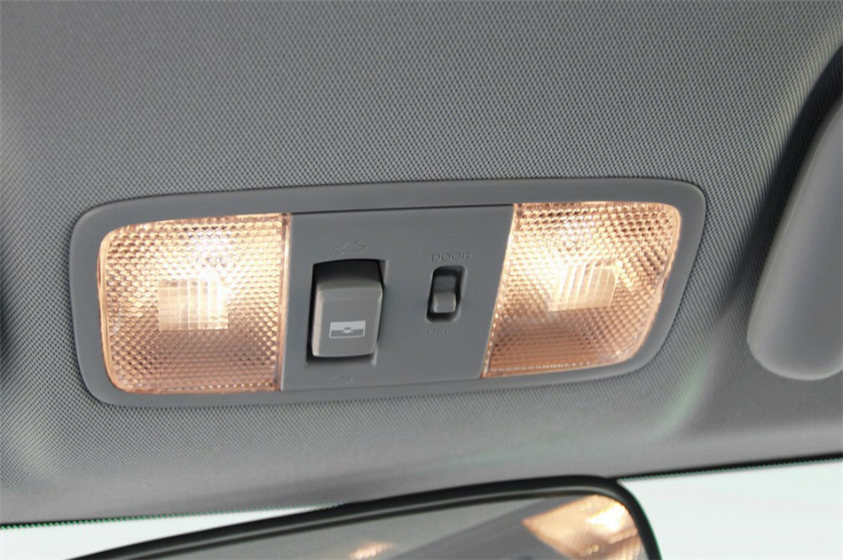 2014款 荣耀导航版1.8T自动豪华型 座椅空间