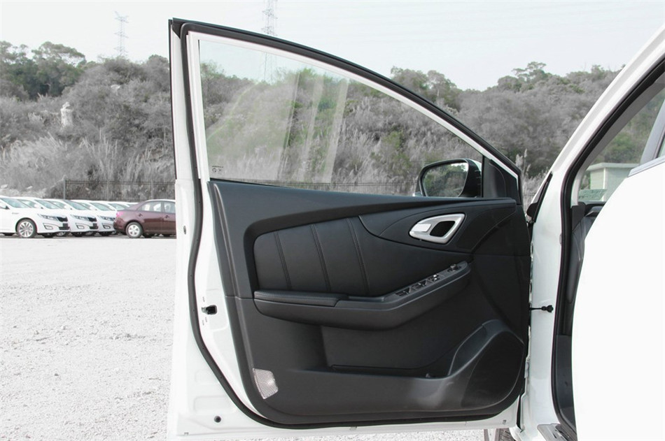 2014款 荣耀导航版1.8T自动豪华型 座椅空间