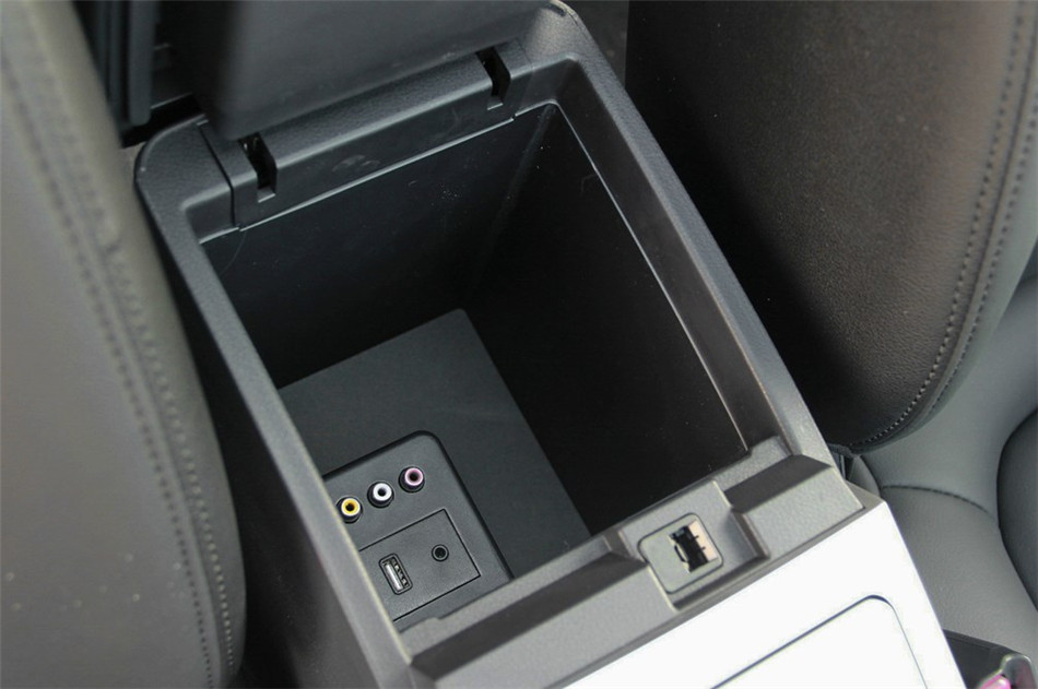 2014款 荣耀导航版1.8T自动豪华型 座椅空间