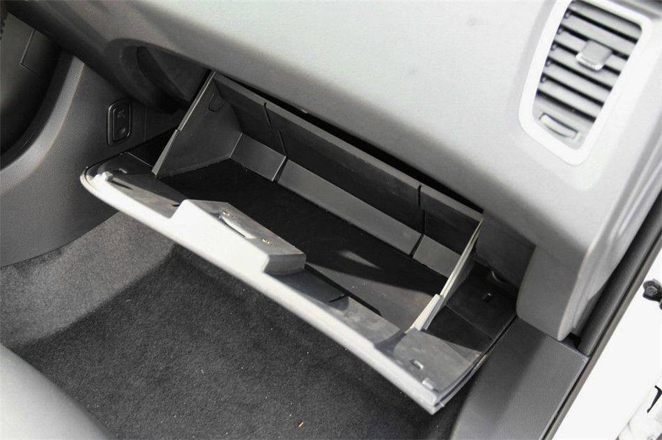 2014款 荣耀导航版1.8T自动豪华型 座椅空间