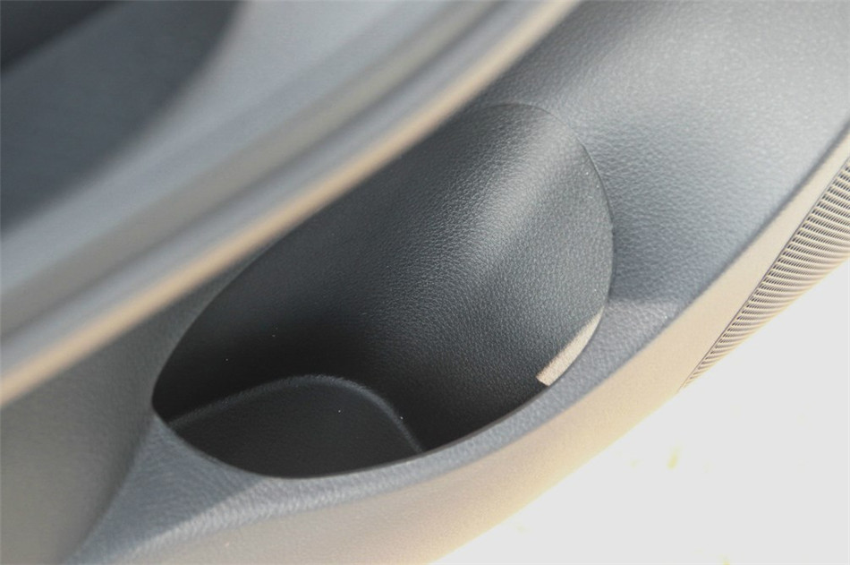 2014款 荣耀导航版1.8T自动豪华型 座椅空间