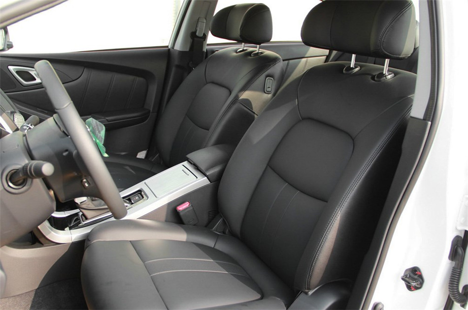 2014款 荣耀导航版1.8T自动豪华型 座椅空间