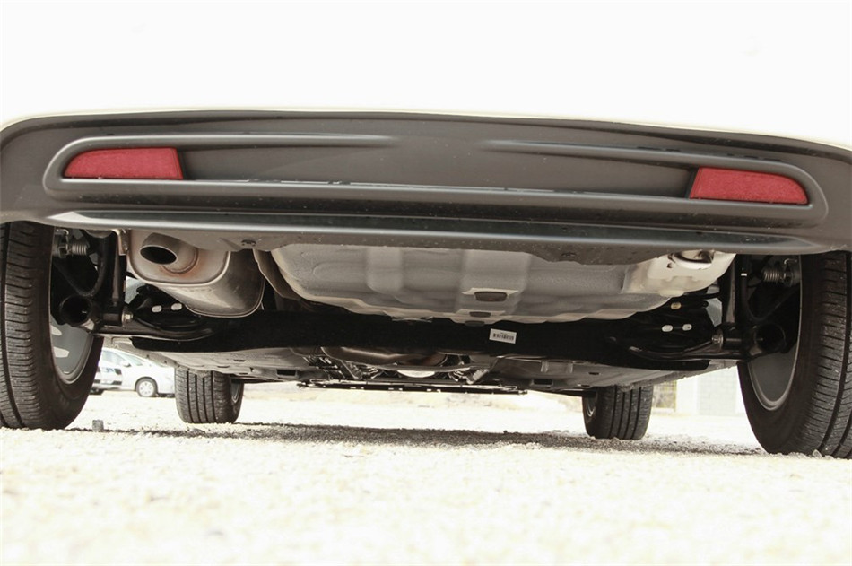 2014款 荣耀导航版1.8T自动豪华型 引擎底盘