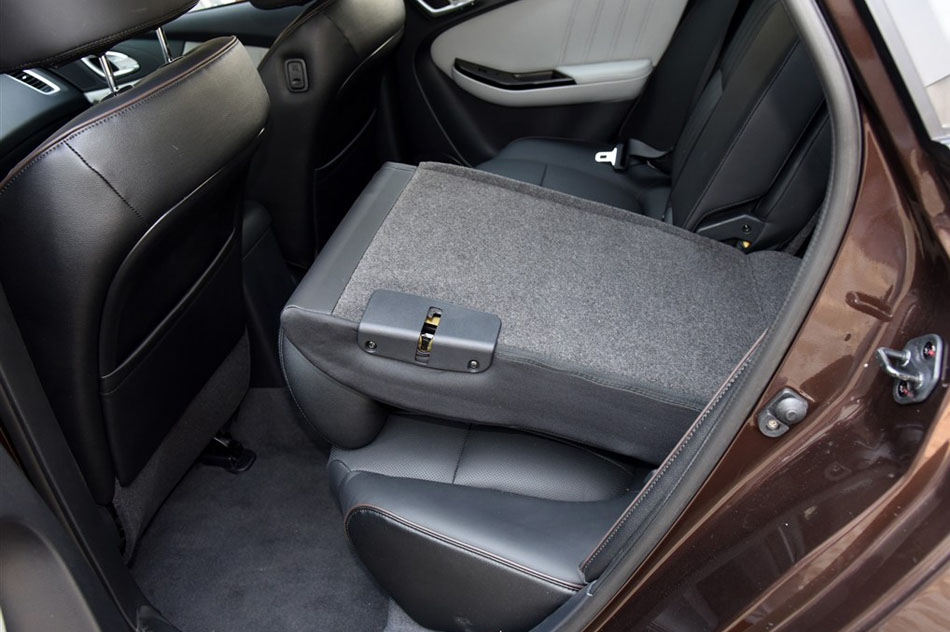 2015款 1.8T 自动旗舰型 座椅空间