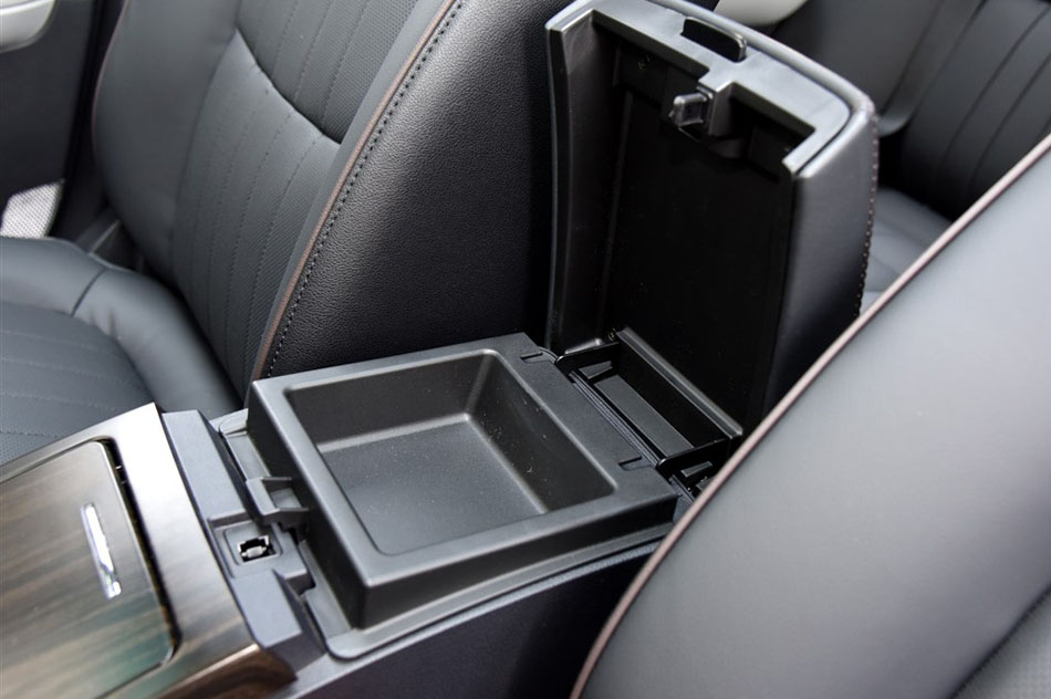 2015款 1.8T 自动旗舰型 座椅空间