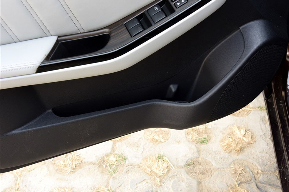 2015款 1.8T 自动旗舰型 座椅空间